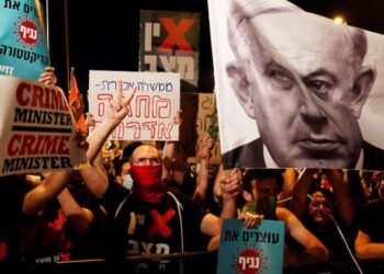 הקריאה החוזרת להפגין ולכתר את משרד הביטחון